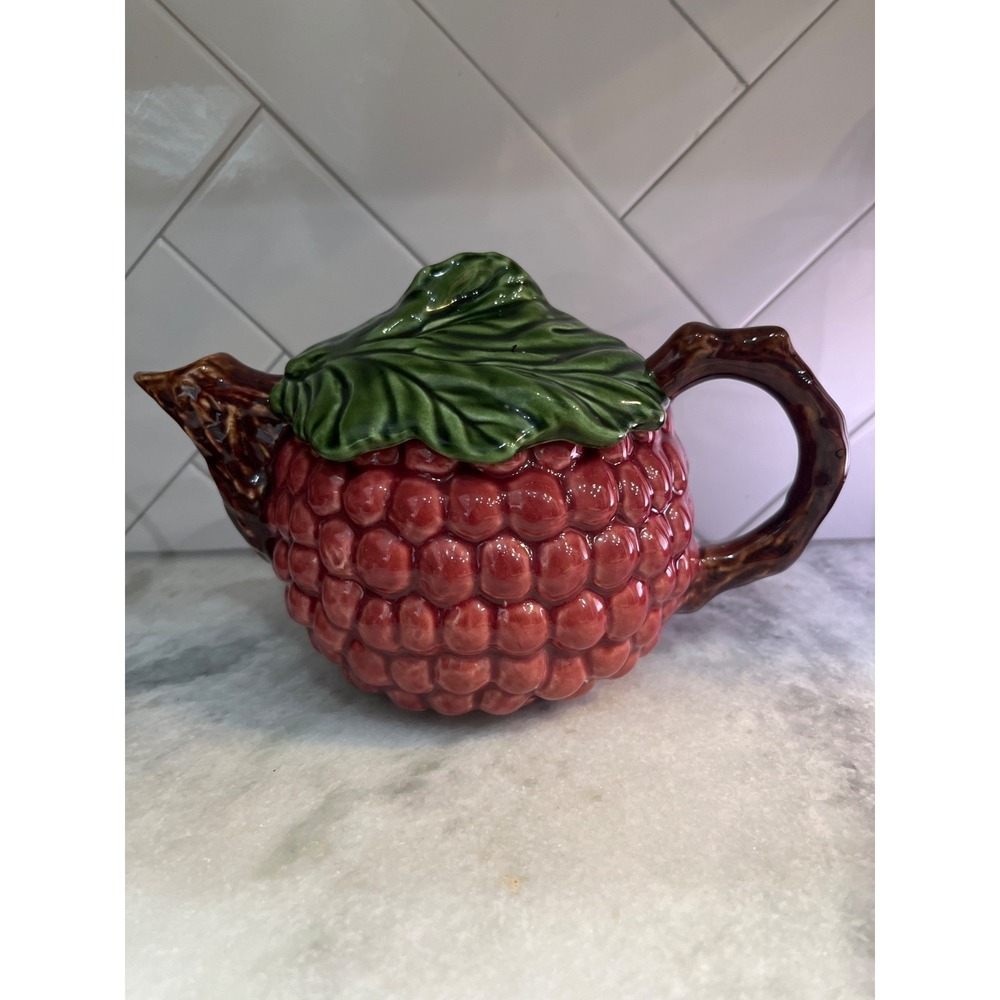 Vintage BERRY TEAPOT‎  Majolica